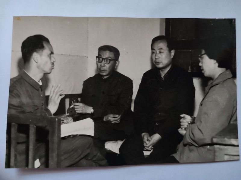 1975年，祁连休、肖莉等在陕西采风调研.jpg