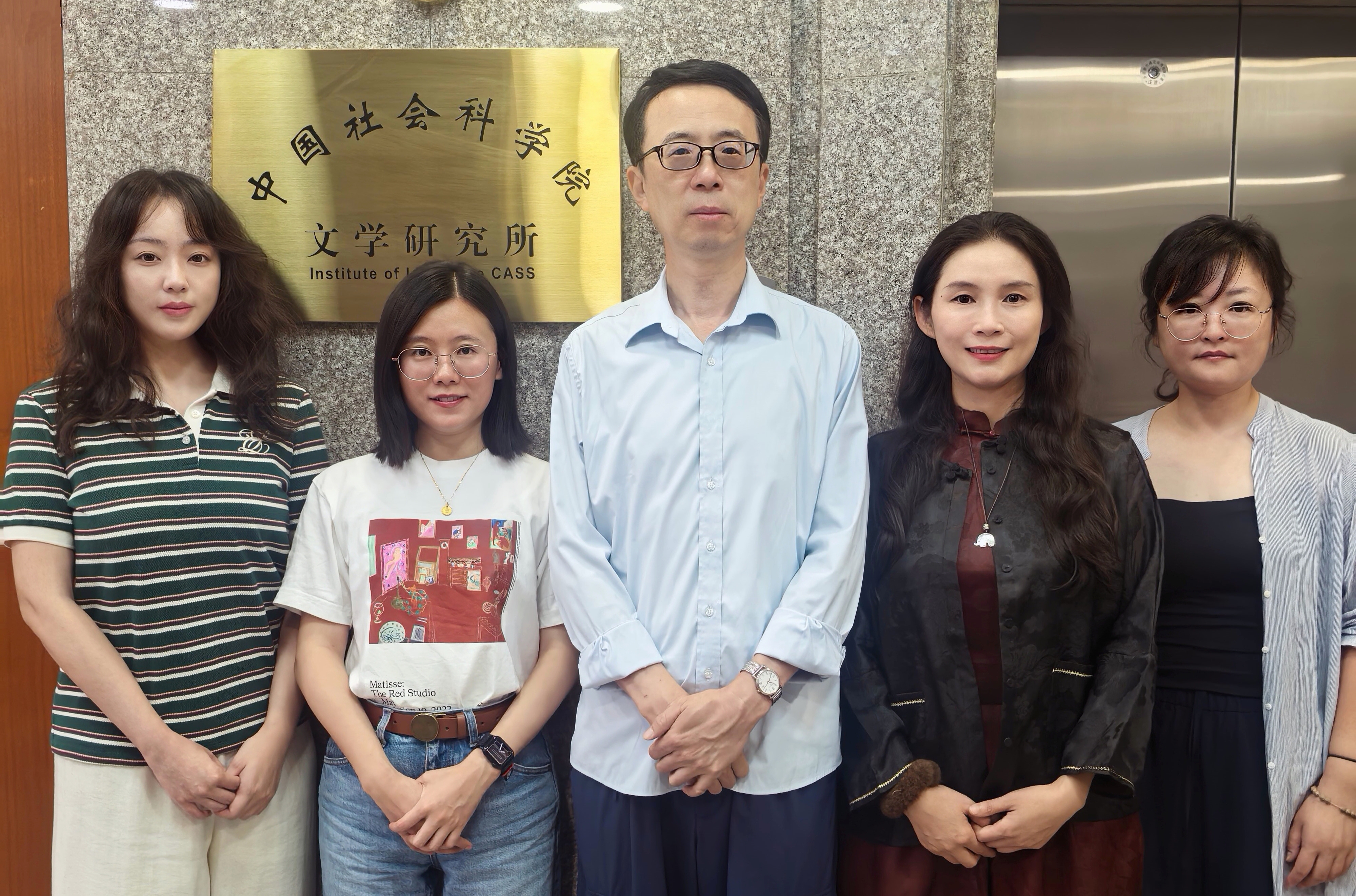 2026年全室在职人员合影.jpg